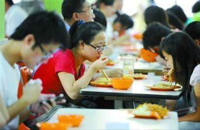食堂占座吃瓜,校园生活趣味瞬间